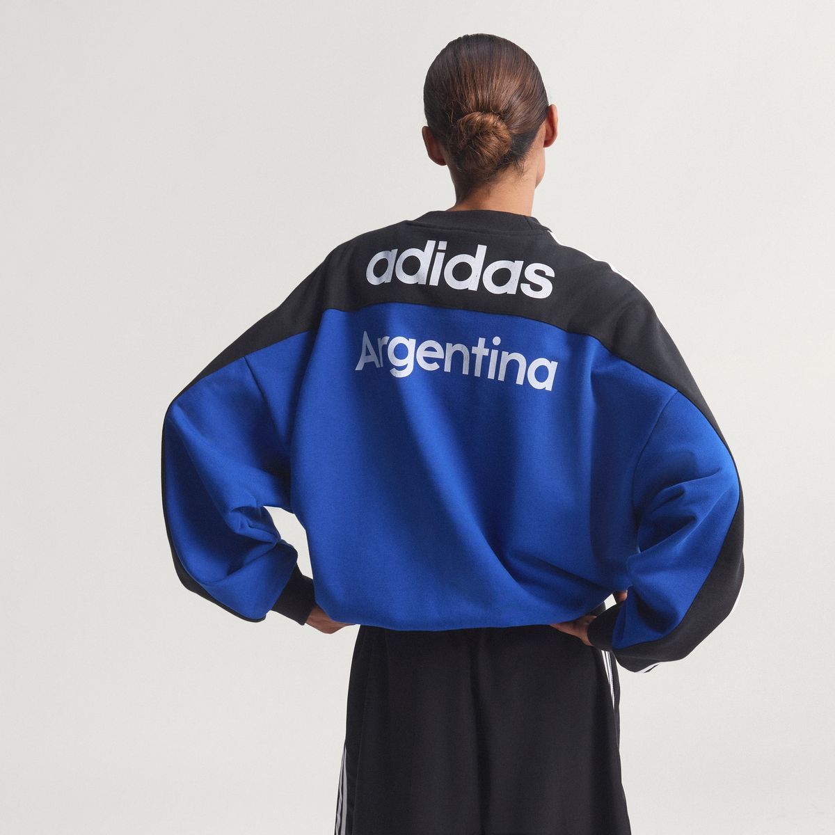 아디다스(ADIDAS) 크루 위드 컷라인 스웨트셔츠 KD7769