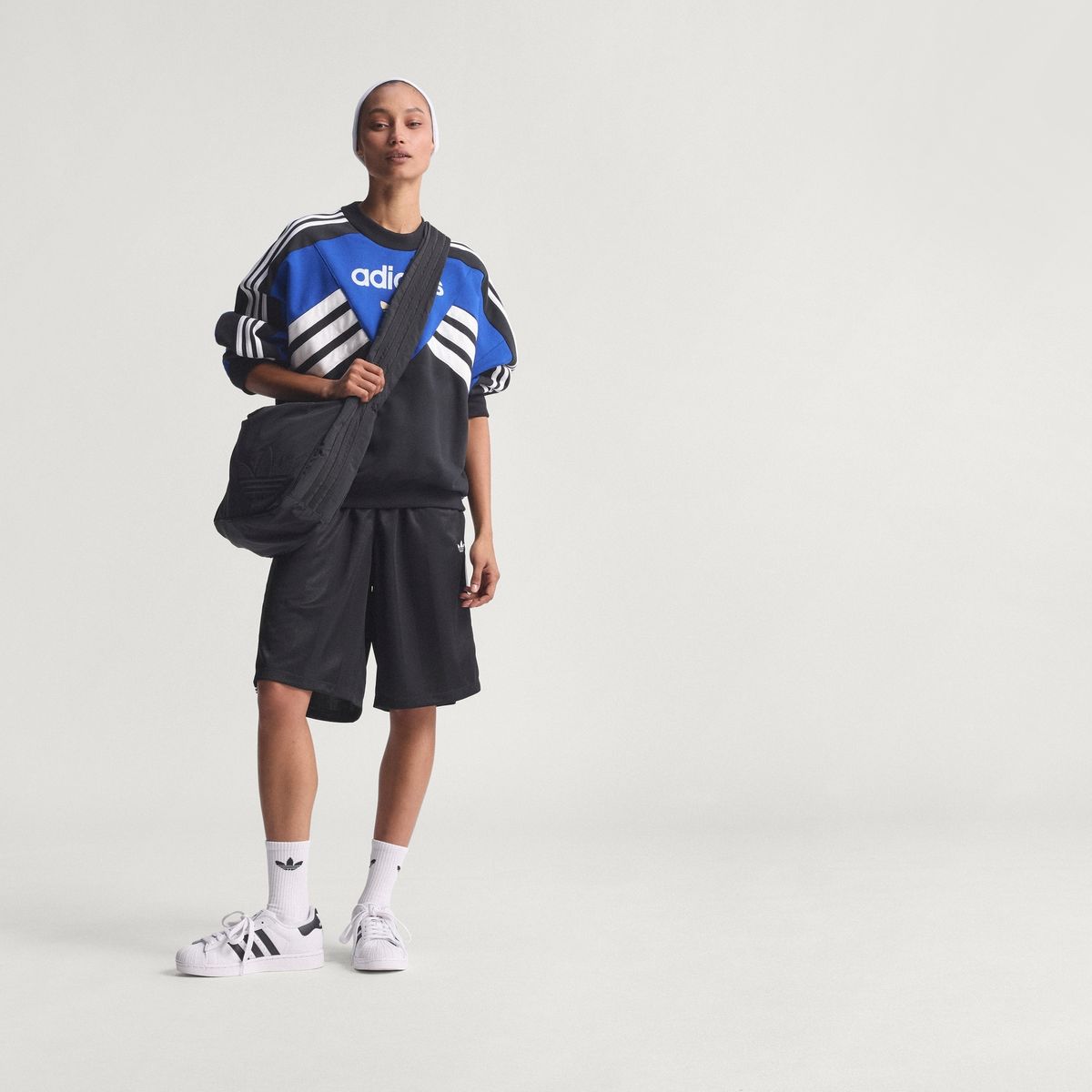 아디다스(ADIDAS) 크루 위드 컷라인 스웨트셔츠 KD7769