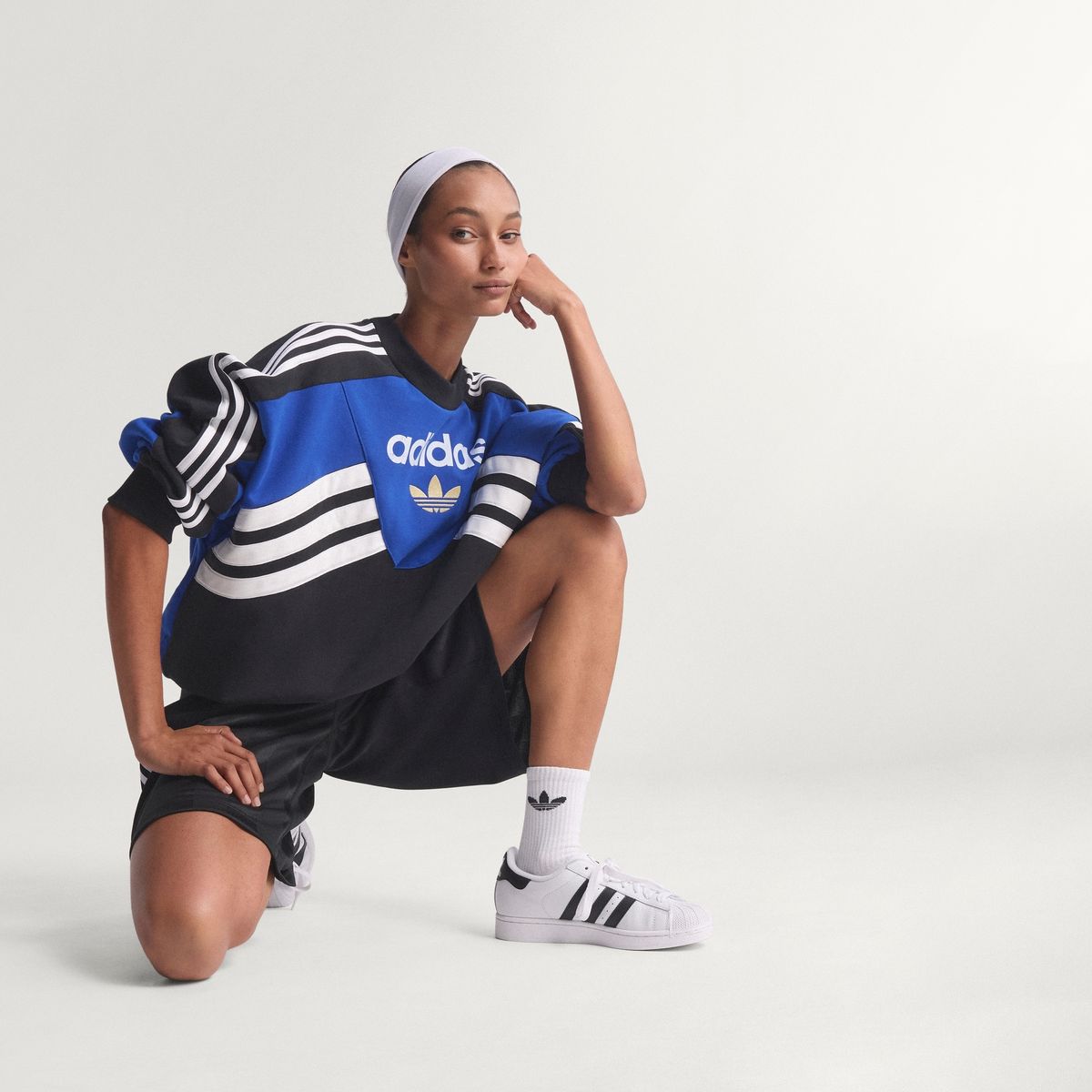 아디다스(ADIDAS) 크루 위드 컷라인 스웨트셔츠 KD7769