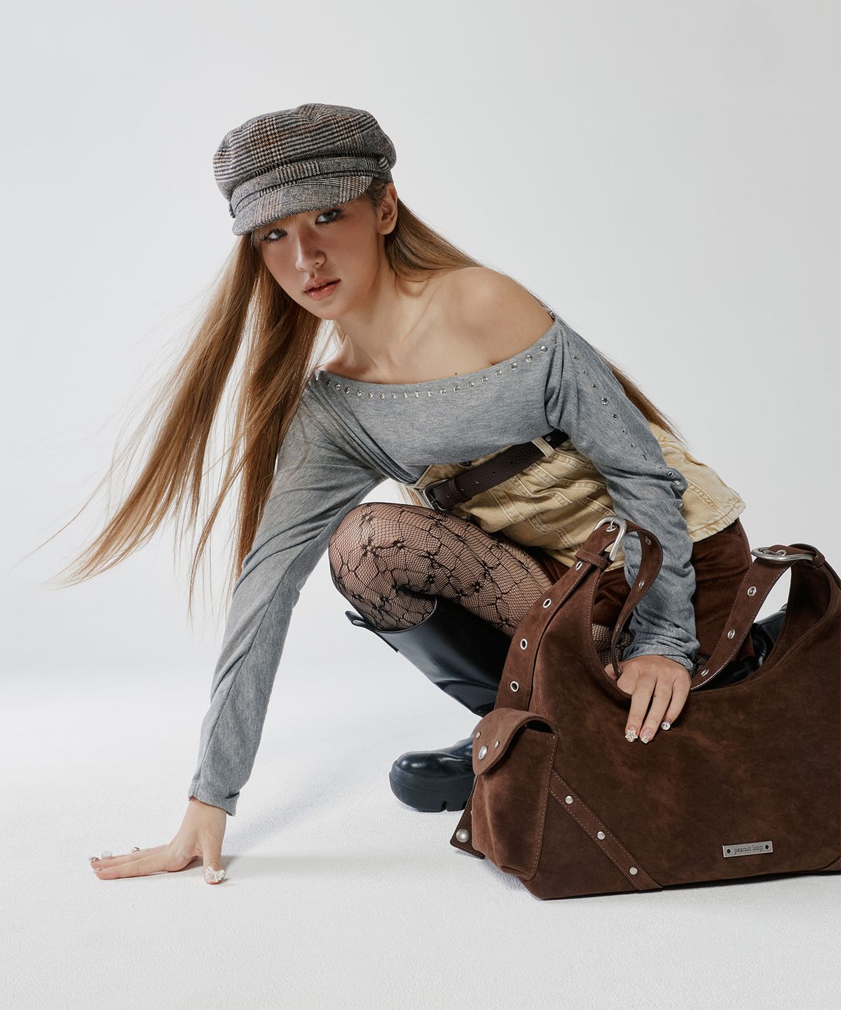 피넛루프(PEANUT LOOP) Stud Buckle Suede Bag Brown