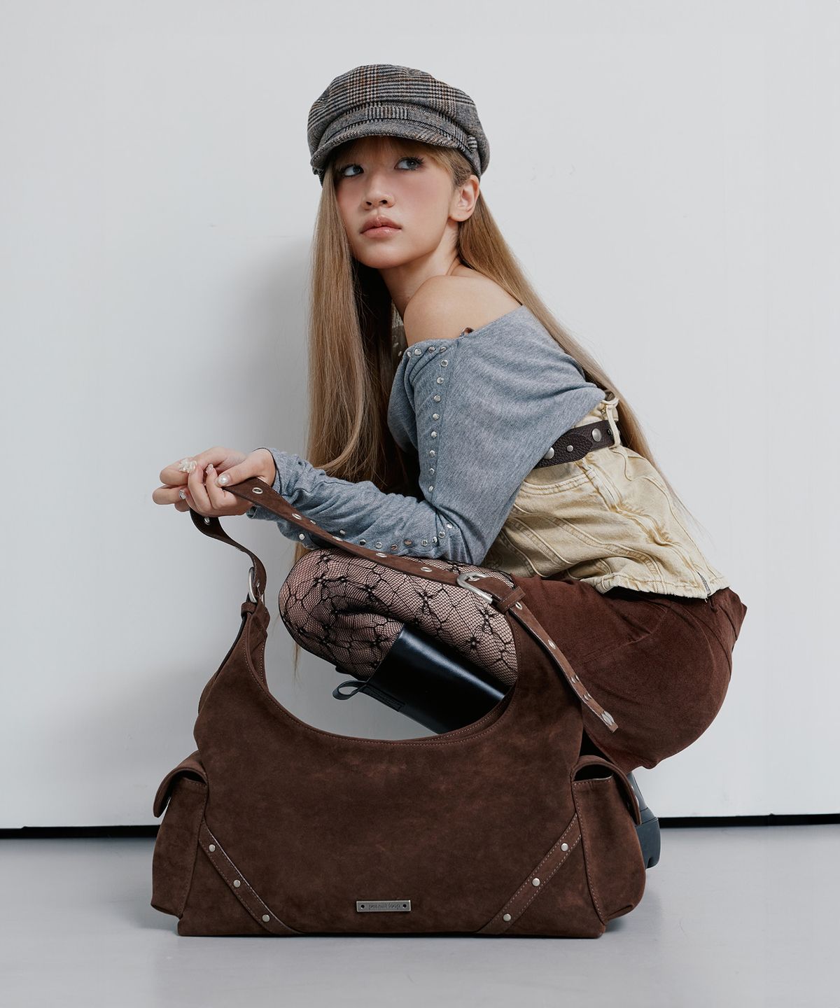 피넛루프(PEANUT LOOP) Stud Buckle Suede Bag Brown