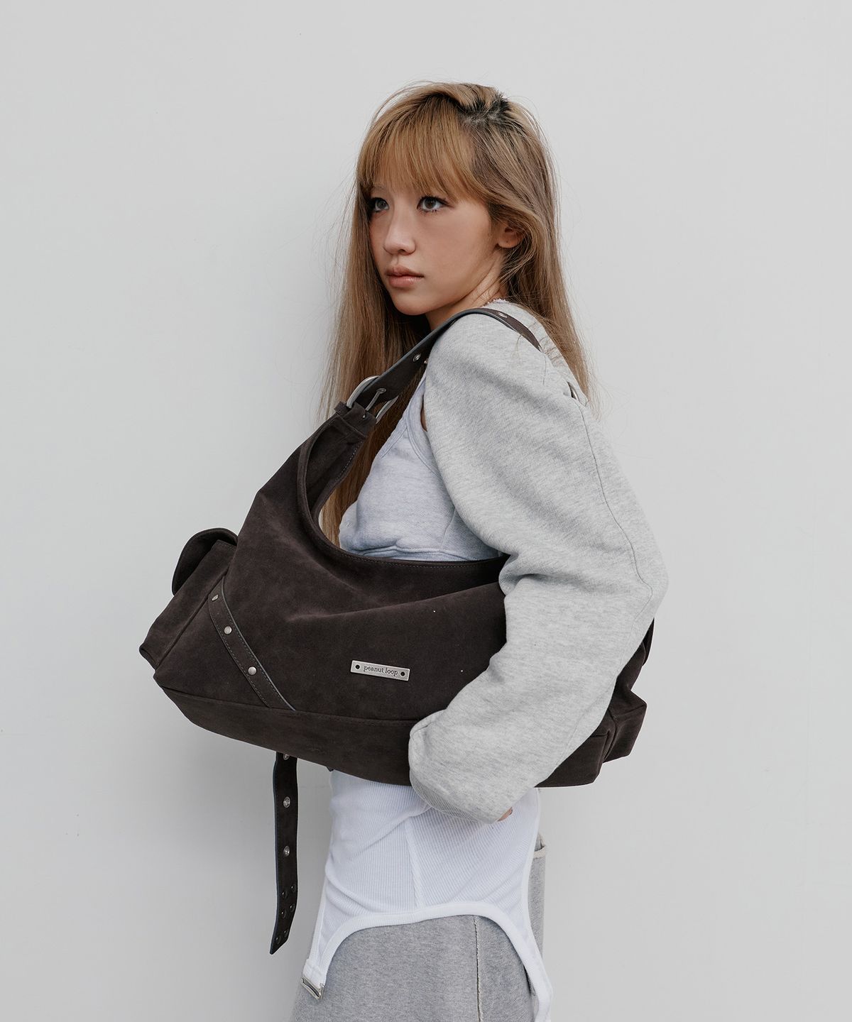 피넛루프(PEANUT LOOP) Stud Buckle Suede Bag Gray
