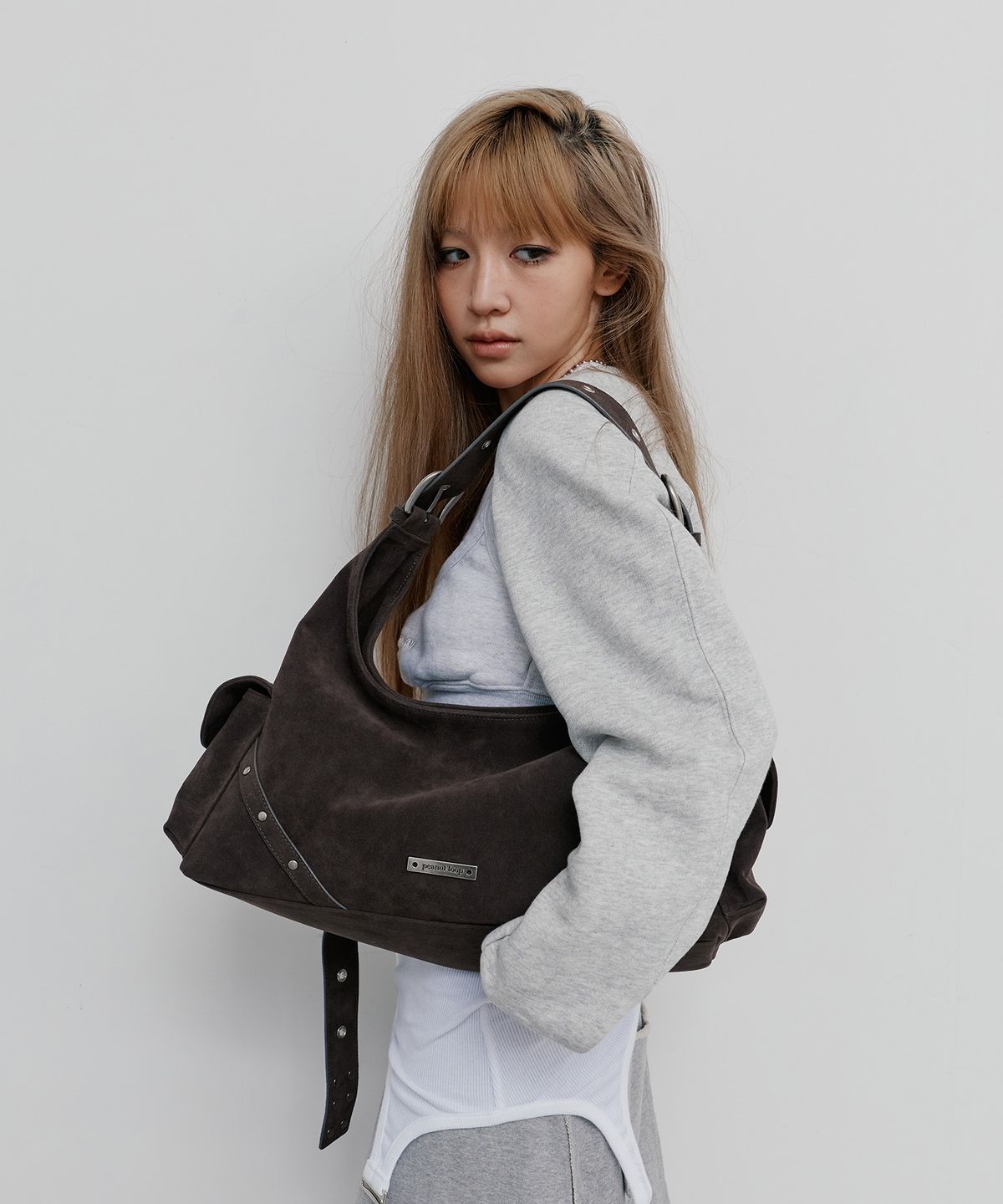 피넛루프(PEANUT LOOP) Stud Buckle Suede Bag Gray