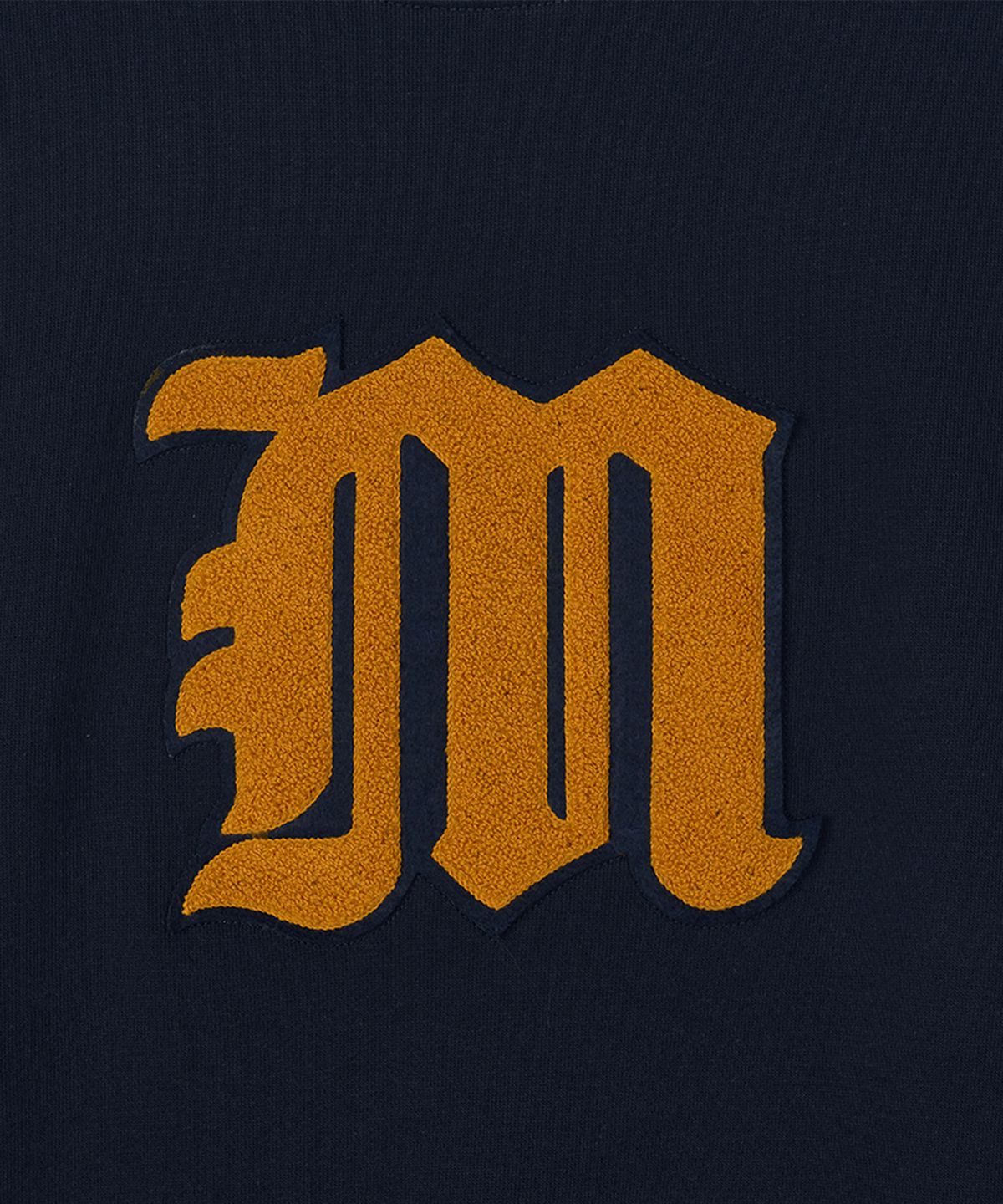 맨하탄레코즈(MANHATTAN RECORDS) MR M Mono Logo Crew Neck - Navy