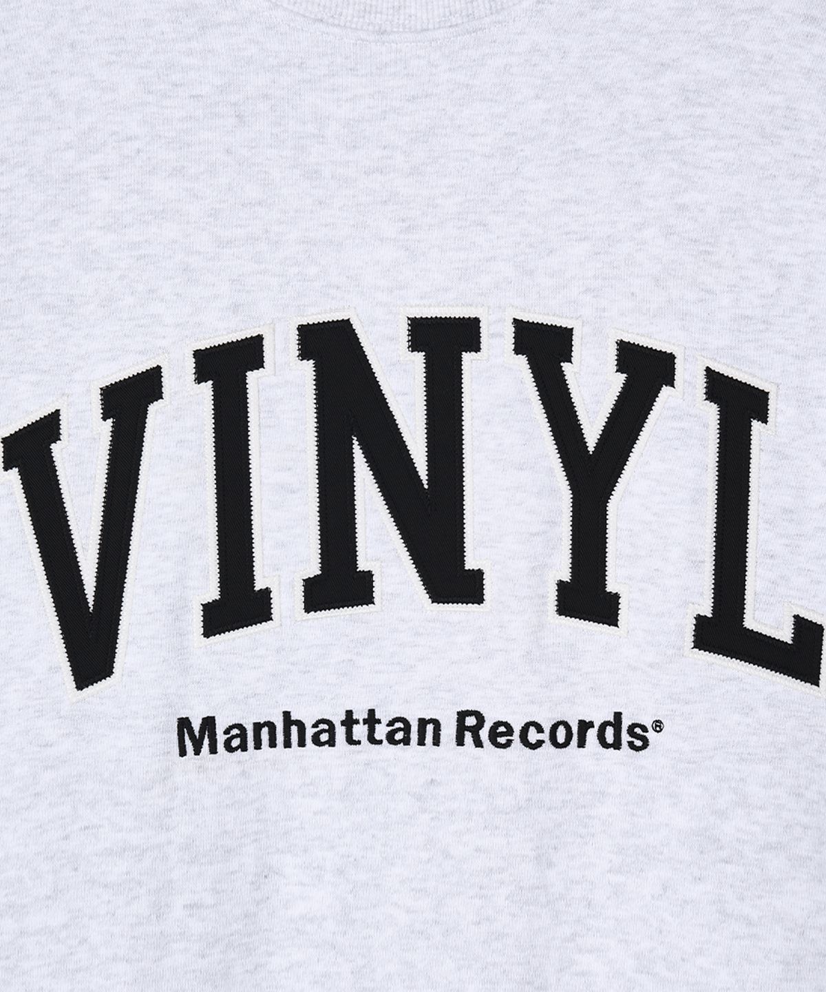 맨하탄레코즈(MANHATTAN RECORDS) MR VINYL Logo Crew Neck - Light Grey