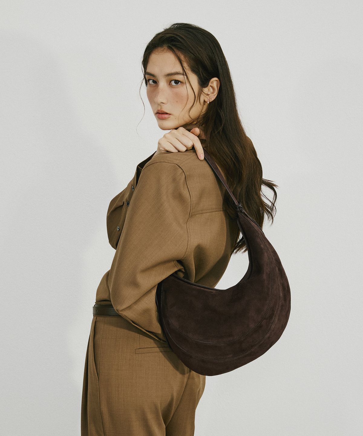 조에뜨(ZOEET) PEBBLE SHOULDER SUEDE BAG (ESPRESSO)