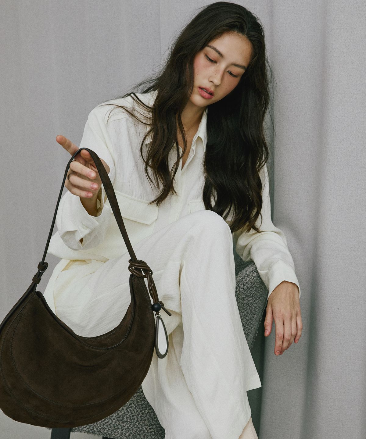 조에뜨(ZOEET) PEBBLE SHOULDER SUEDE BAG (ESPRESSO)