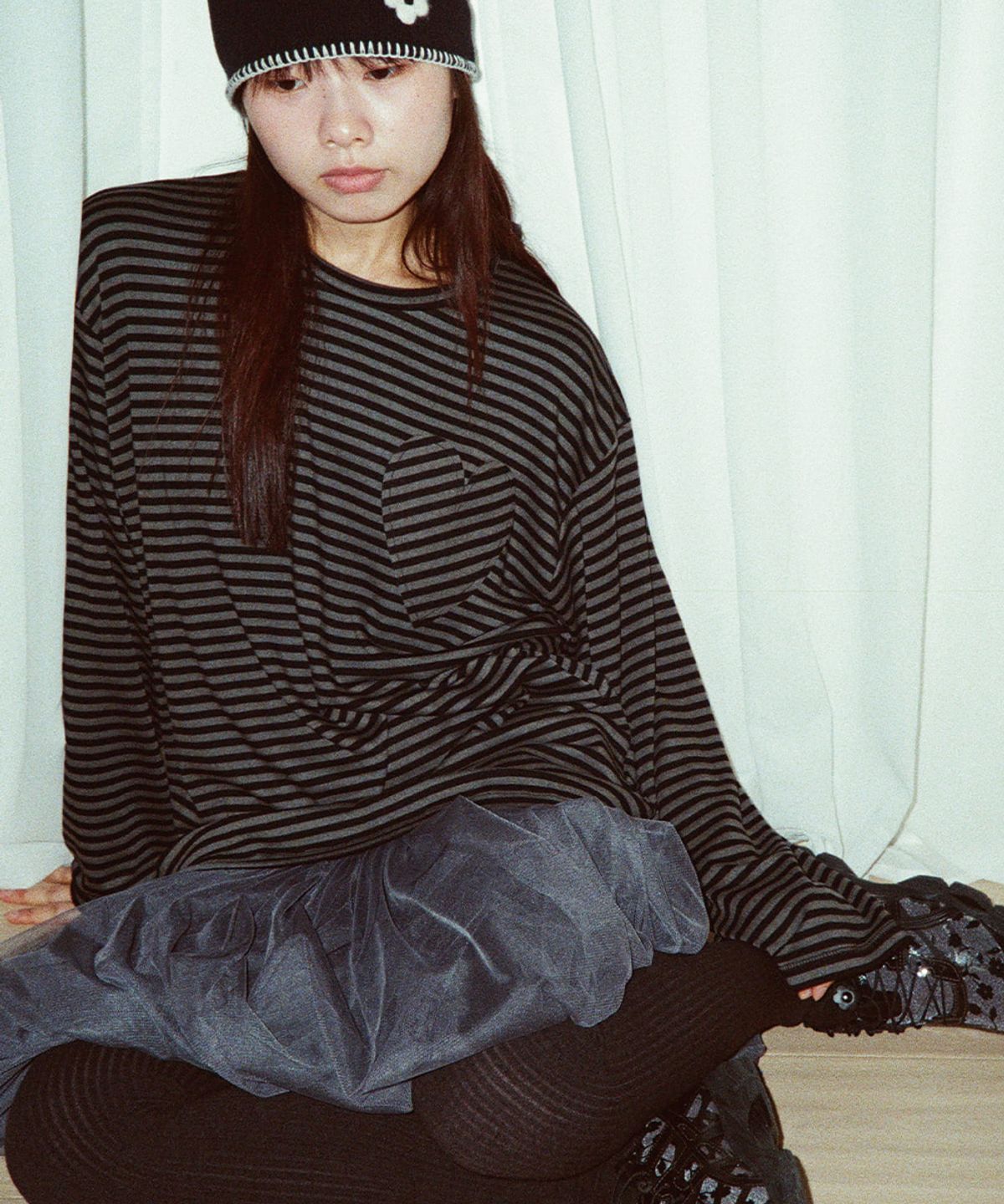 얀시시(YAHNSISI) 하트 패치 스트라이프 롱슬리브 - 차콜