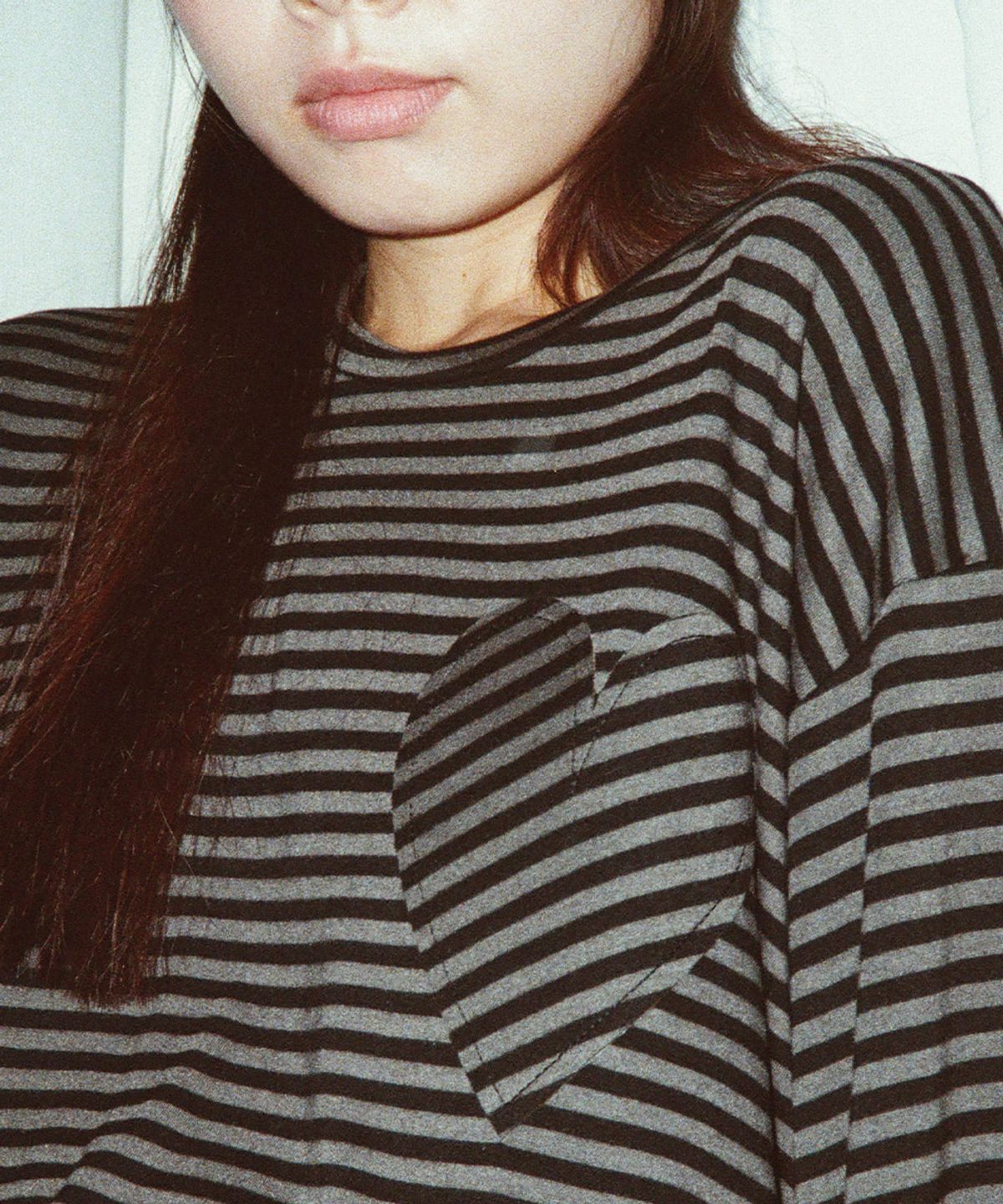 얀시시(YAHNSISI) 하트 패치 스트라이프 롱슬리브 - 차콜