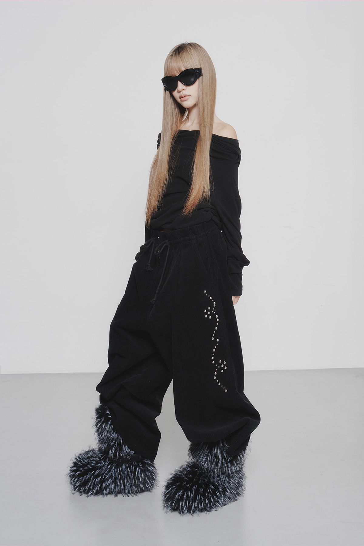 다이닛(DEINET) STUD CORDUROY PANTS IN BLACK