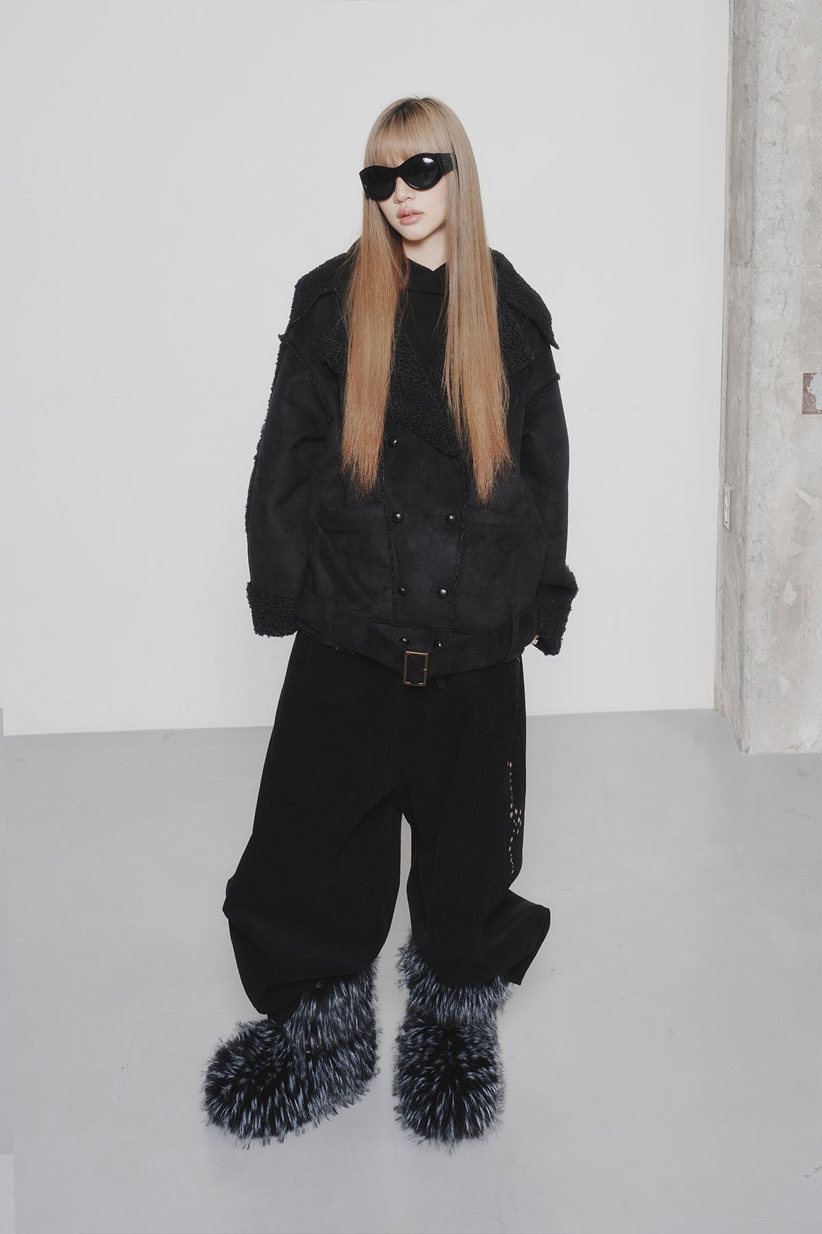 다이닛(DEINET) BUTTON UP BELTED SHEARLING JACKET IN BLACK