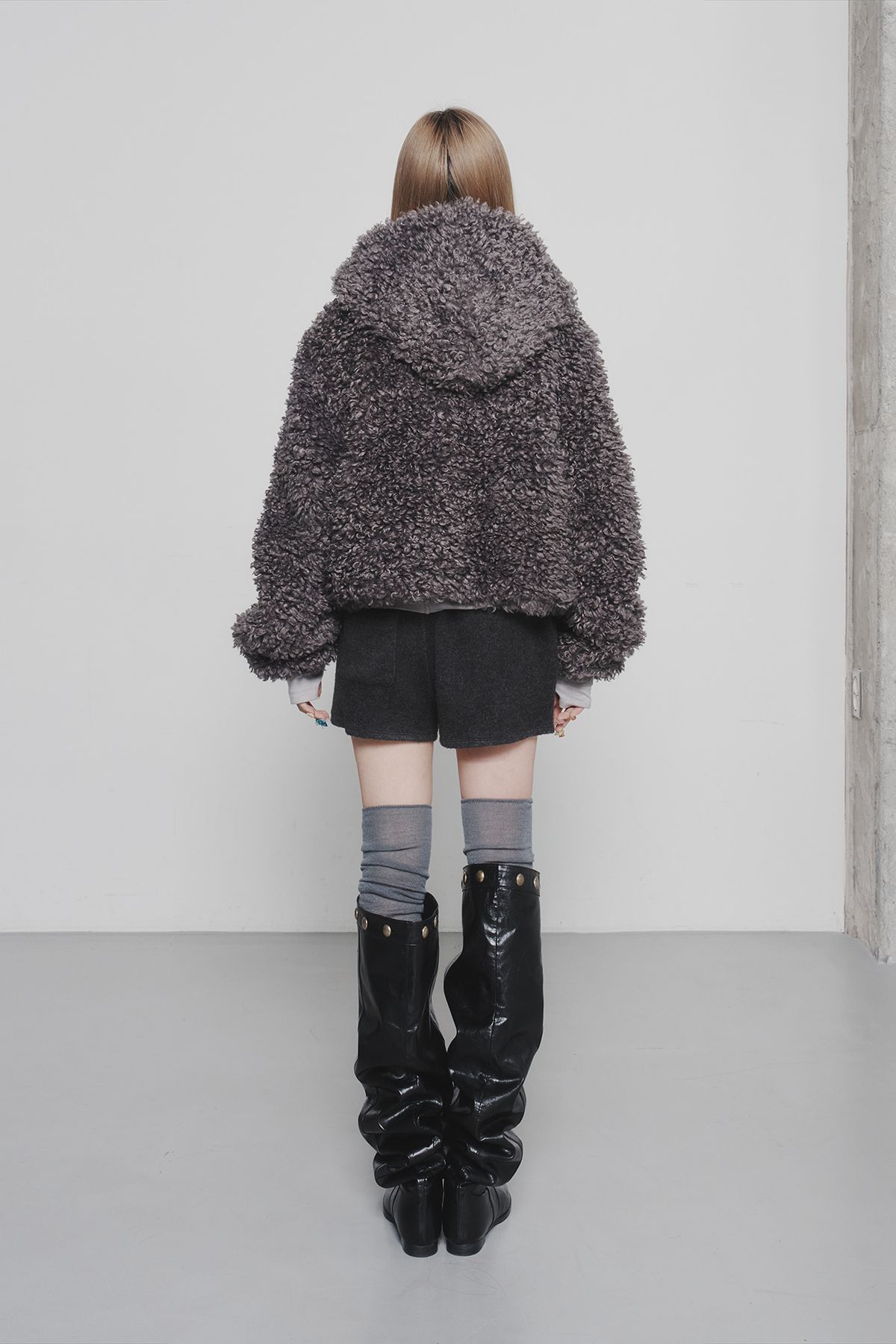 다이닛(DEINET) FAUX FUR HOOD JACKET IN CHARCOAL
