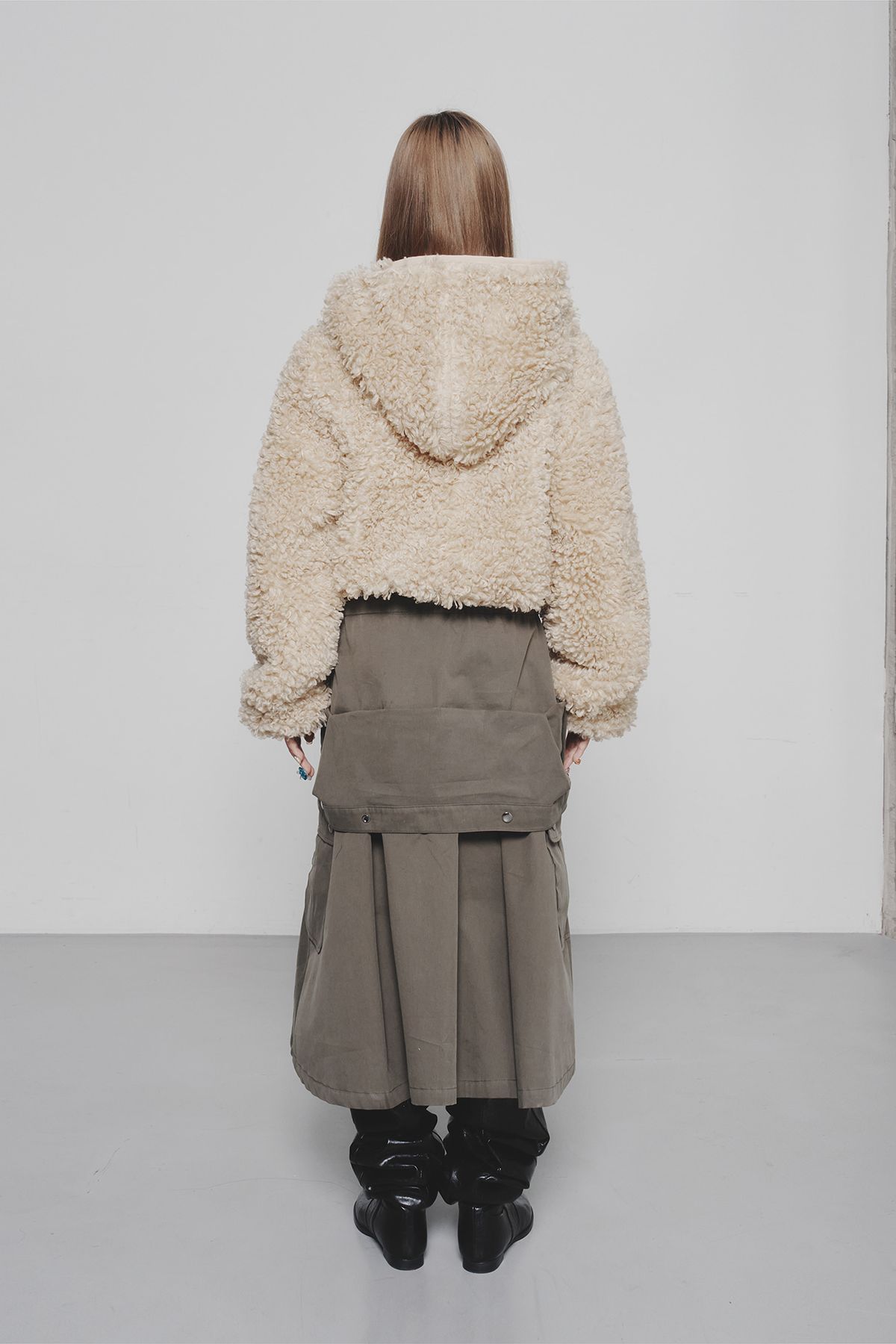 다이닛(DEINET) FAUX FUR HOOD JACKET IN BEIGE
