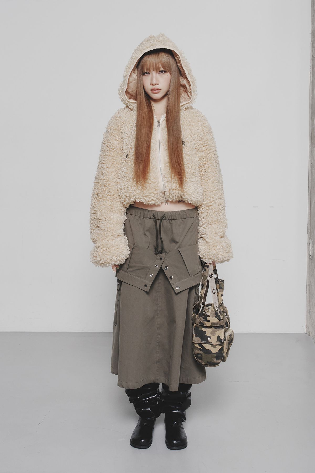 다이닛(DEINET) FAUX FUR HOOD JACKET IN BEIGE