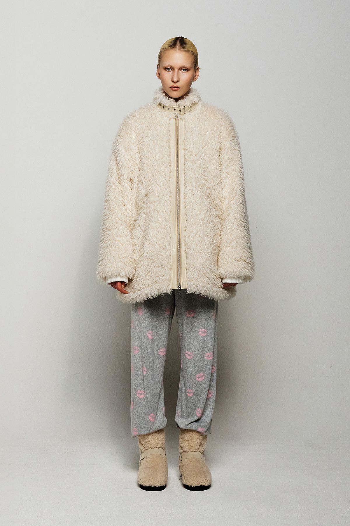 다이닛(DEINET) BIZZO POINT FAUX FUR JUMPER IN IVORY