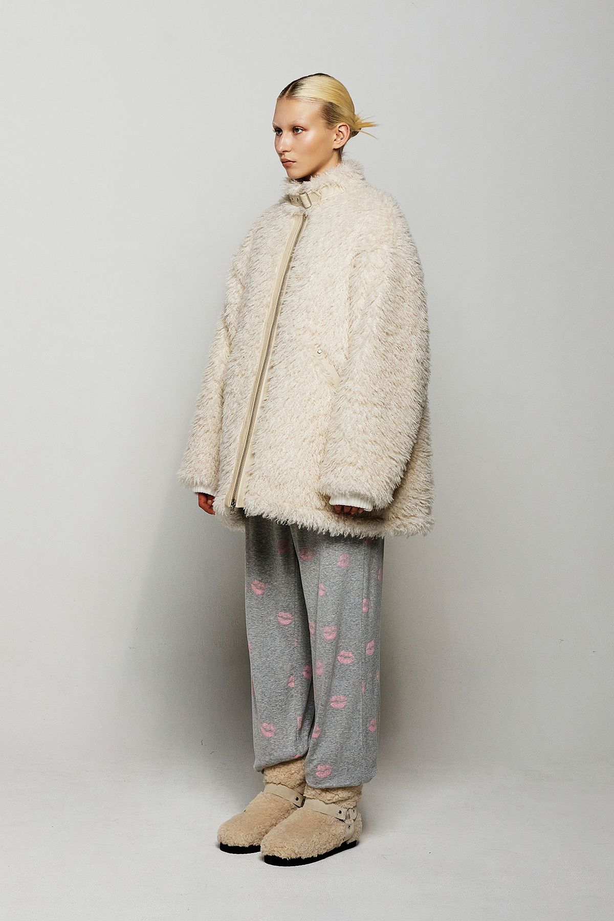 다이닛(DEINET) BIZZO POINT FAUX FUR JUMPER IN IVORY