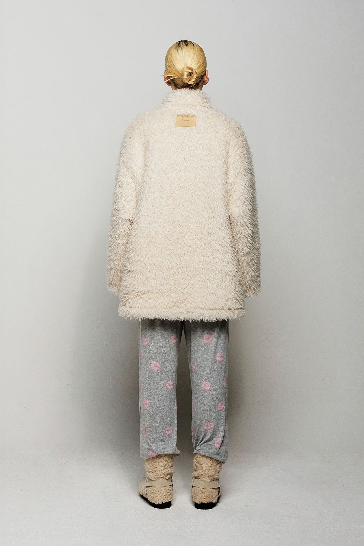 다이닛(DEINET) BIZZO POINT FAUX FUR JUMPER IN IVORY