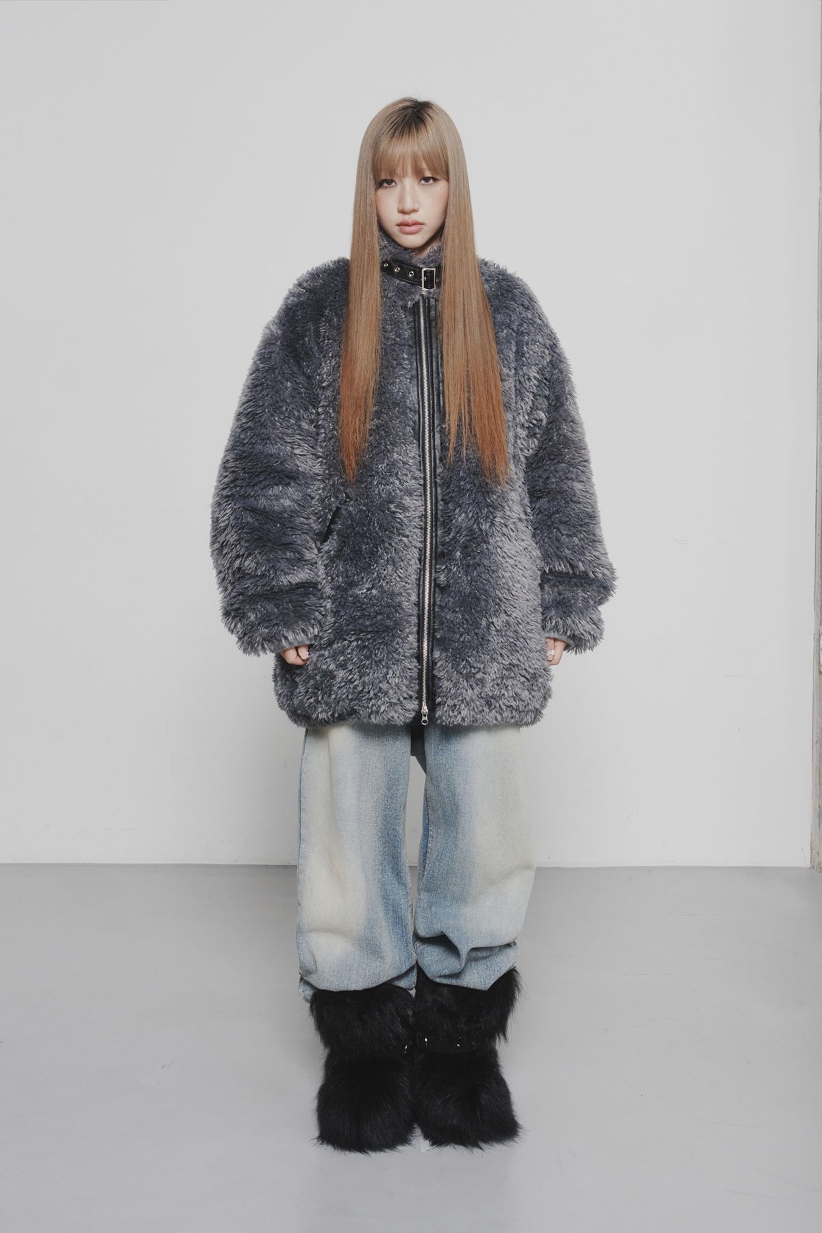 다이닛(DEINET) BIZZO POINT FAUX FUR JUMPER IN CHARCOAL