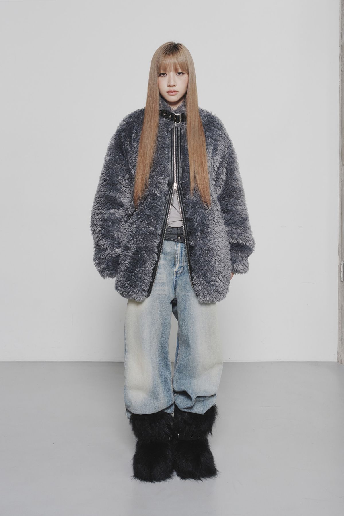 다이닛(DEINET) BIZZO POINT FAUX FUR JUMPER IN CHARCOAL
