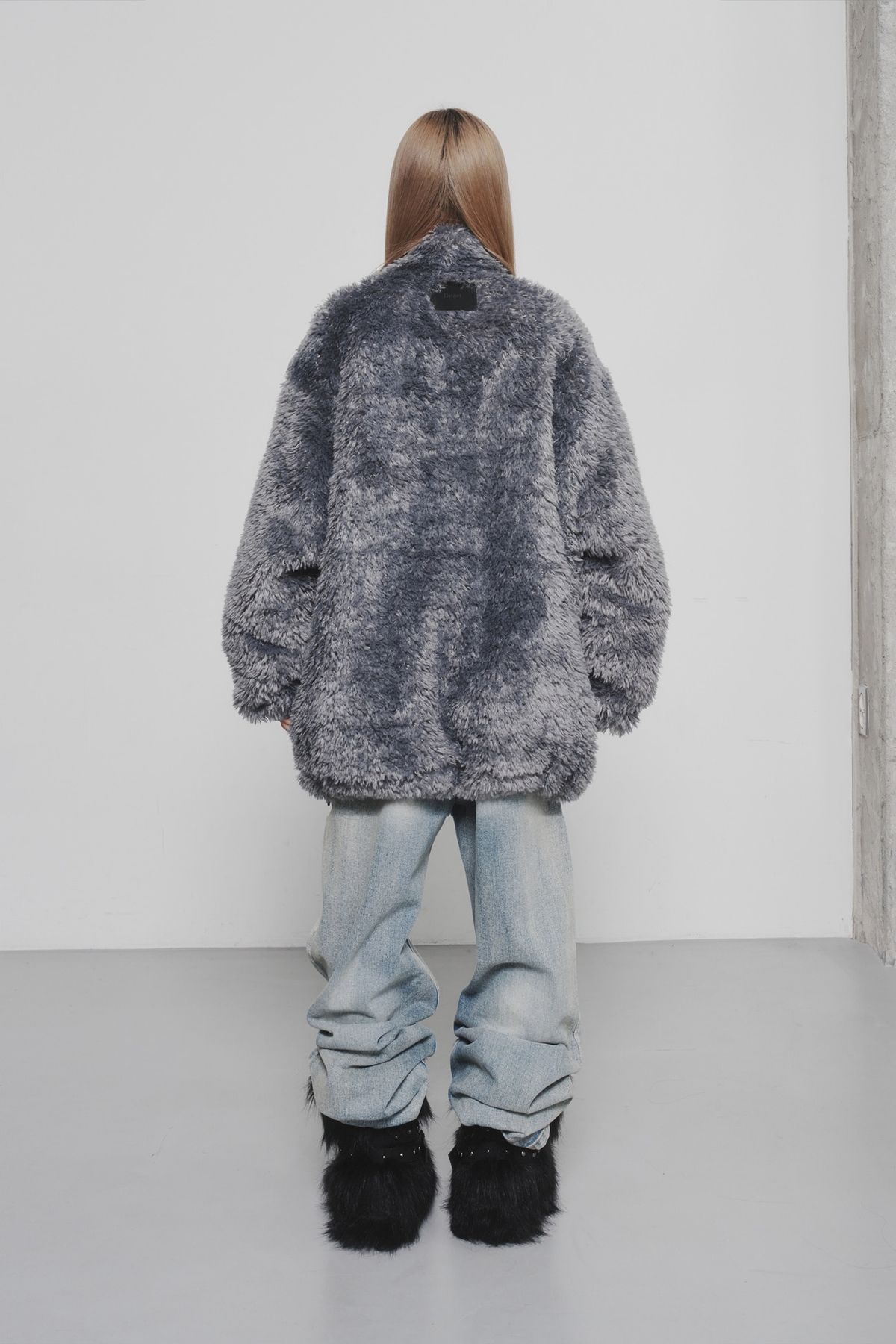 다이닛(DEINET) BIZZO POINT FAUX FUR JUMPER IN CHARCOAL