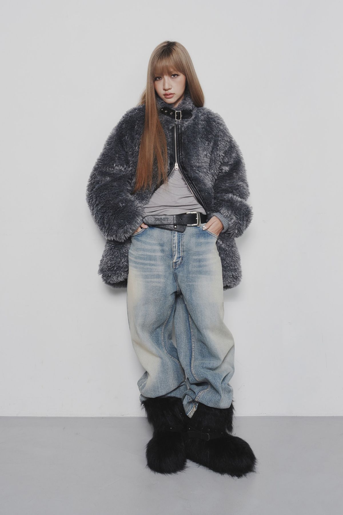 다이닛(DEINET) BIZZO POINT FAUX FUR JUMPER IN CHARCOAL