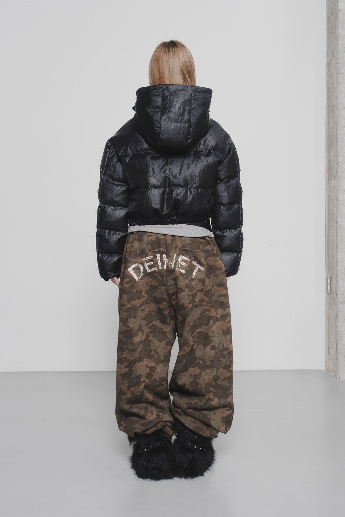 다이닛(DEINET) STUD WELLON HOOD PADDED JUMPER IN BLACK