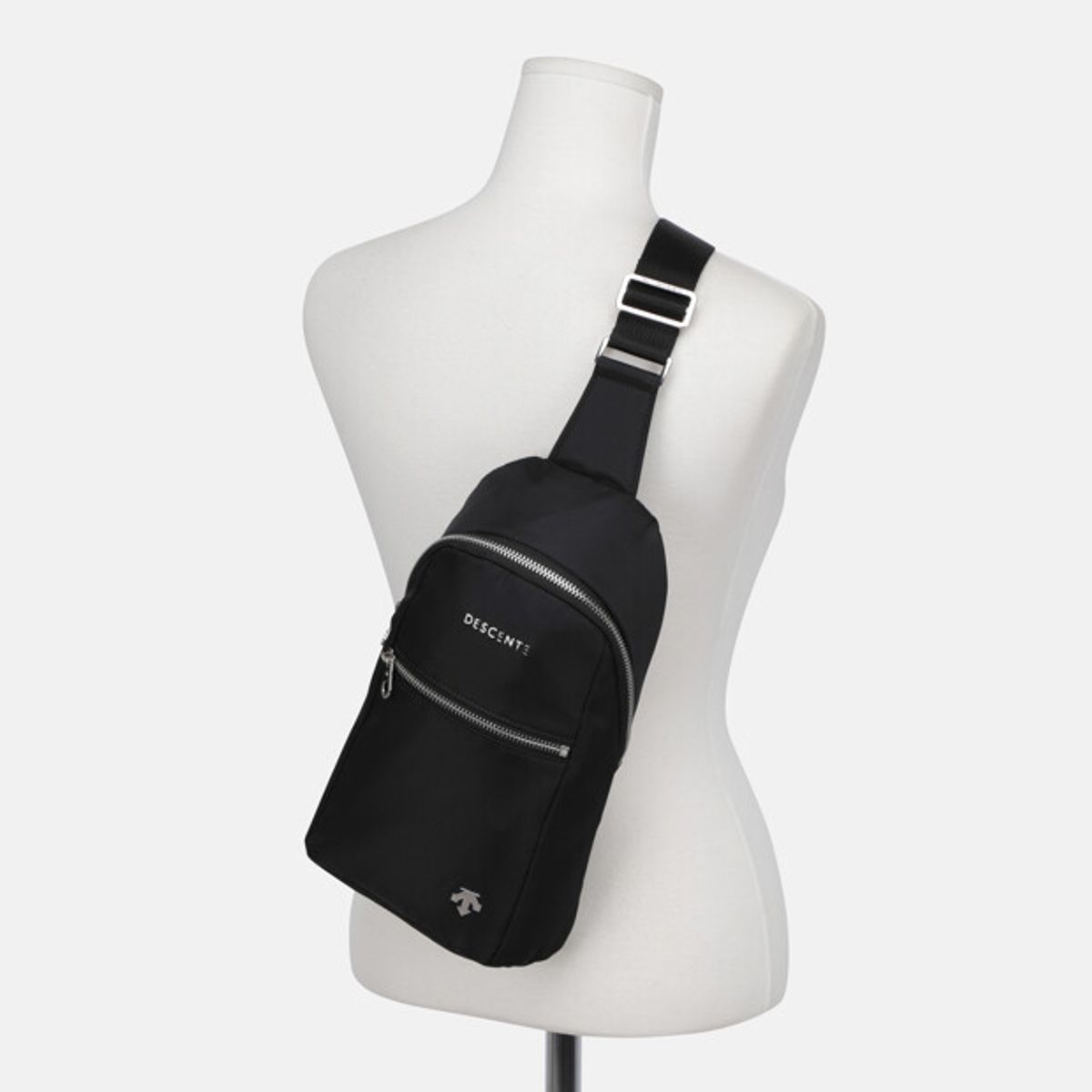 데상트(DESCENTE) 우먼스 나일론 슬링백 블랙 SR122UBG10