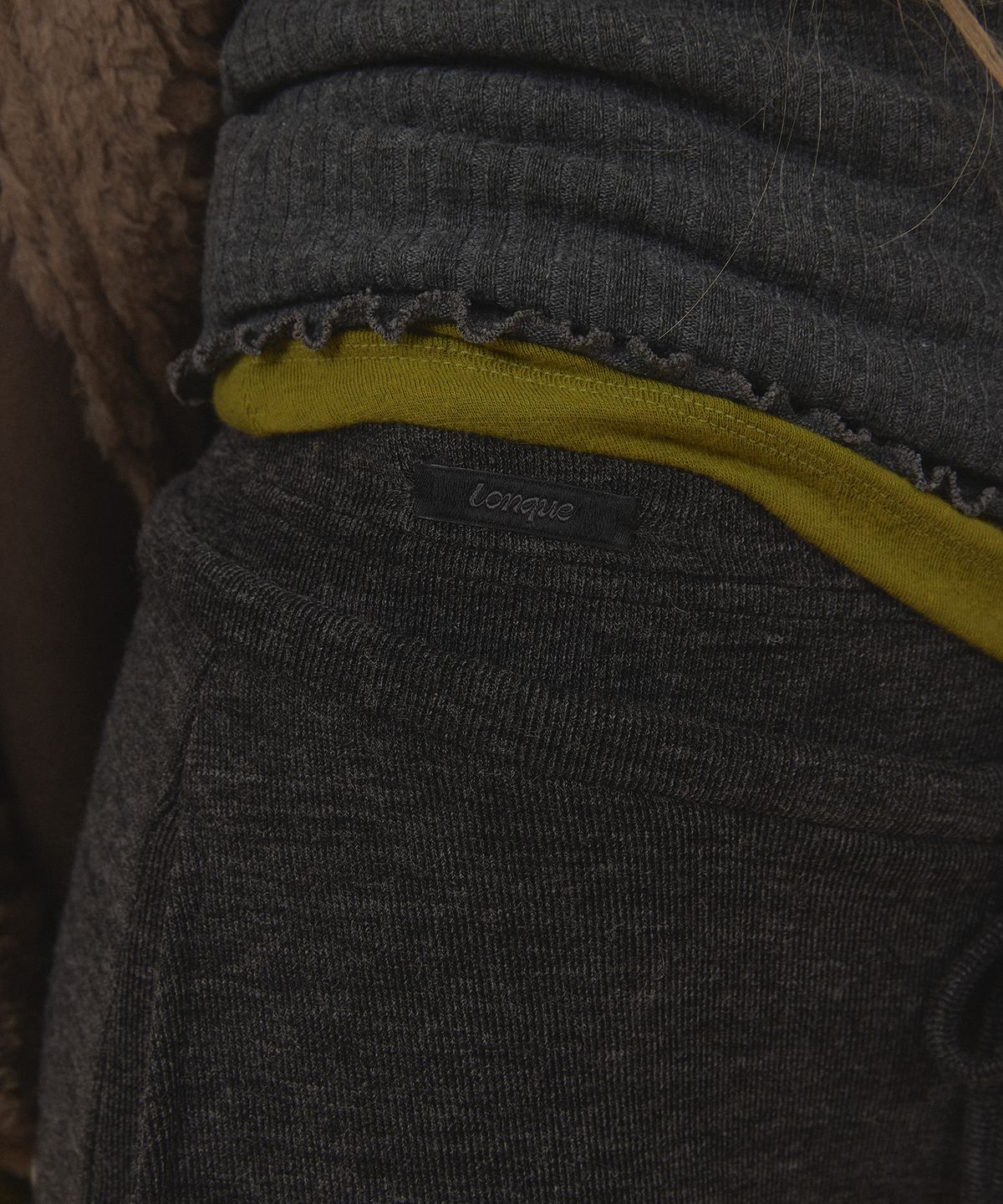 론크(LONQUE) WINTER BUTTON SLIT SHIRRING LEGGINGS (CHARCOAL)