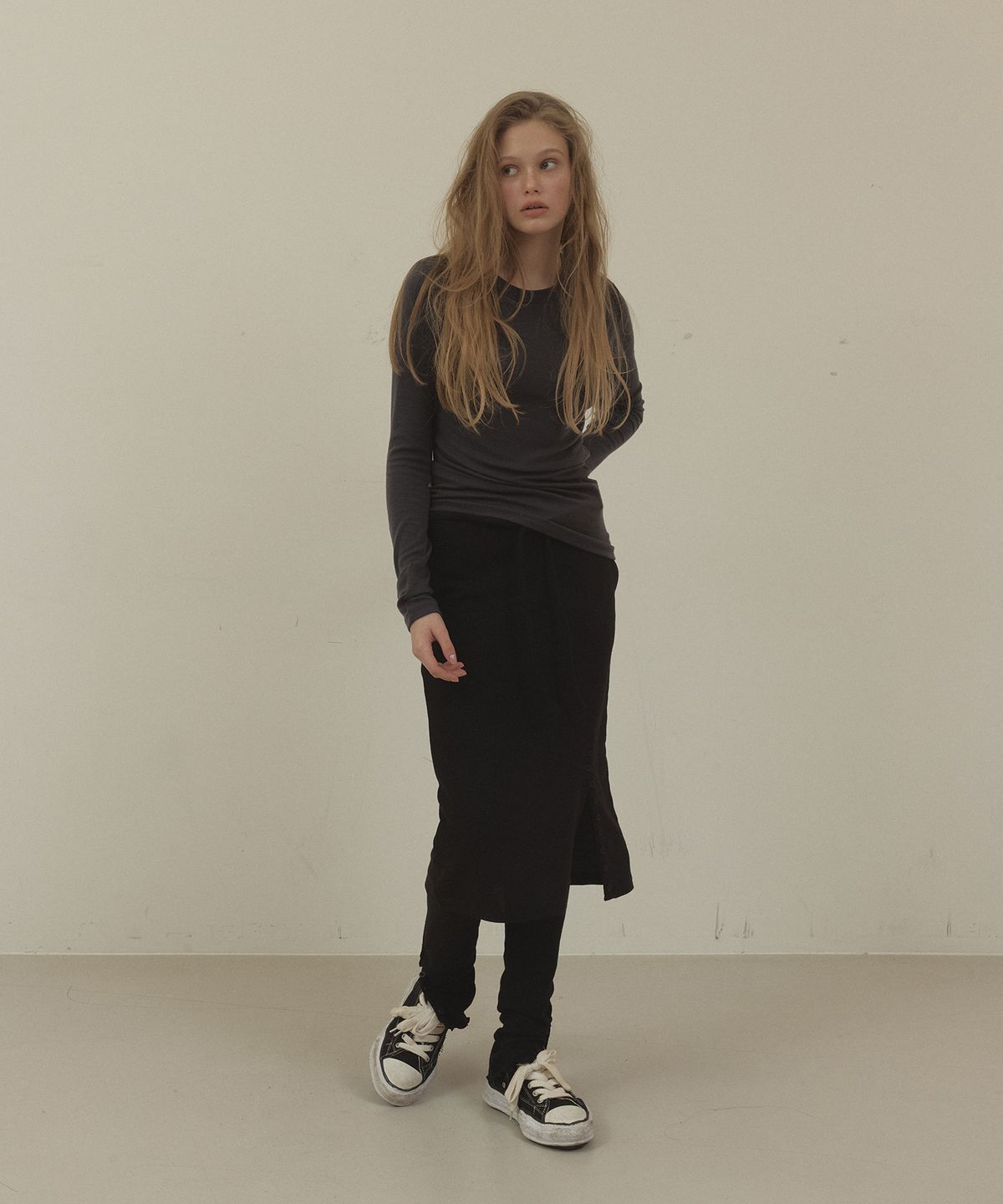 론크(LONQUE) BUTTON SLIT BANDING H-LINE MIDI SKIRT (BLACK)