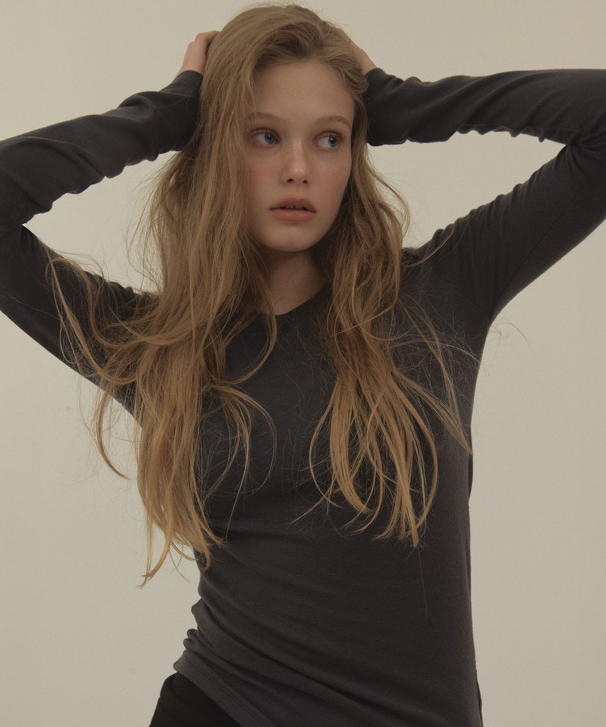 론크(LONQUE) WOOL ROUND SPAN UNBALANCE LONG SLEEVE T SHIRT (CHARCOAL)