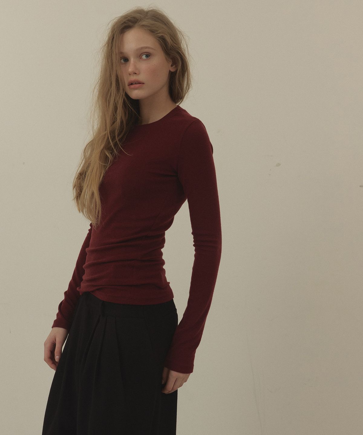론크(LONQUE) WOOL ROUND SPAN UNBALANCE LONG SLEEVE T SHIRT (WINE)