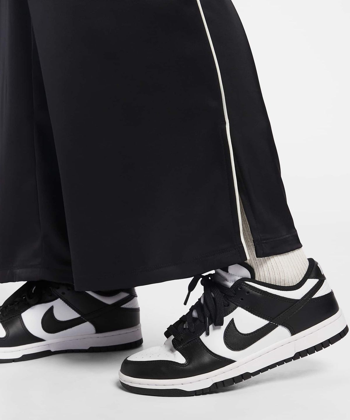 나이키(NIKE) 스포츠웨어 루즈 핏 미드라이즈 새틴 팬츠 W - 블랙:세일 / IH1327-010