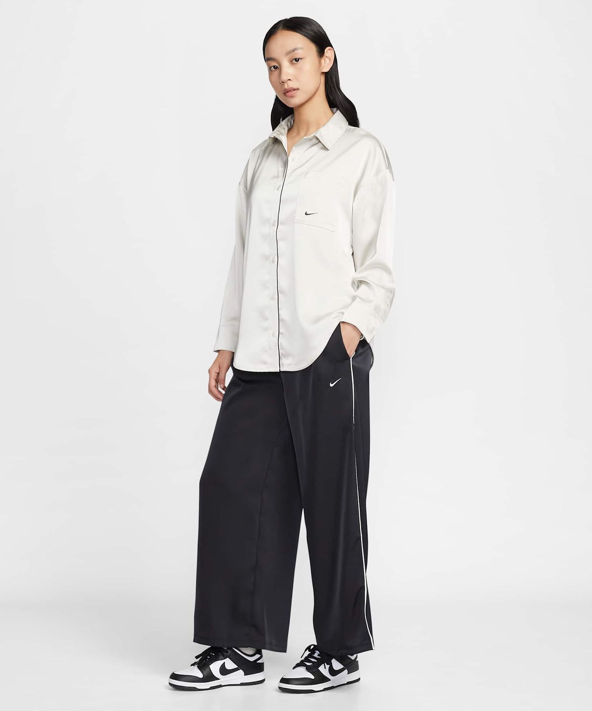 나이키(NIKE) 스포츠웨어 루즈 핏 미드라이즈 새틴 팬츠 W - 블랙:세일 / IH1327-010