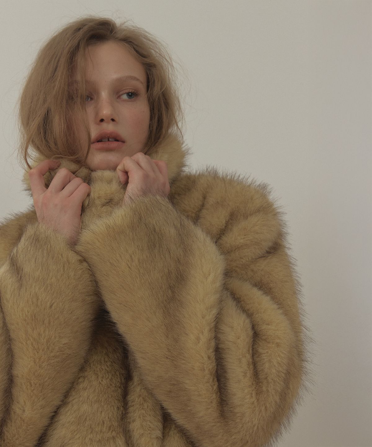 론크(LONQUE) HIGH NECK FAUX FUR JACKET (BEIGE)