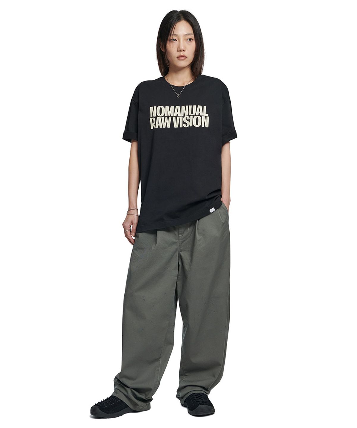 노매뉴얼(NOMANUAL) PAINTED TWO TUCK PANTS - KHAKI GRAY
