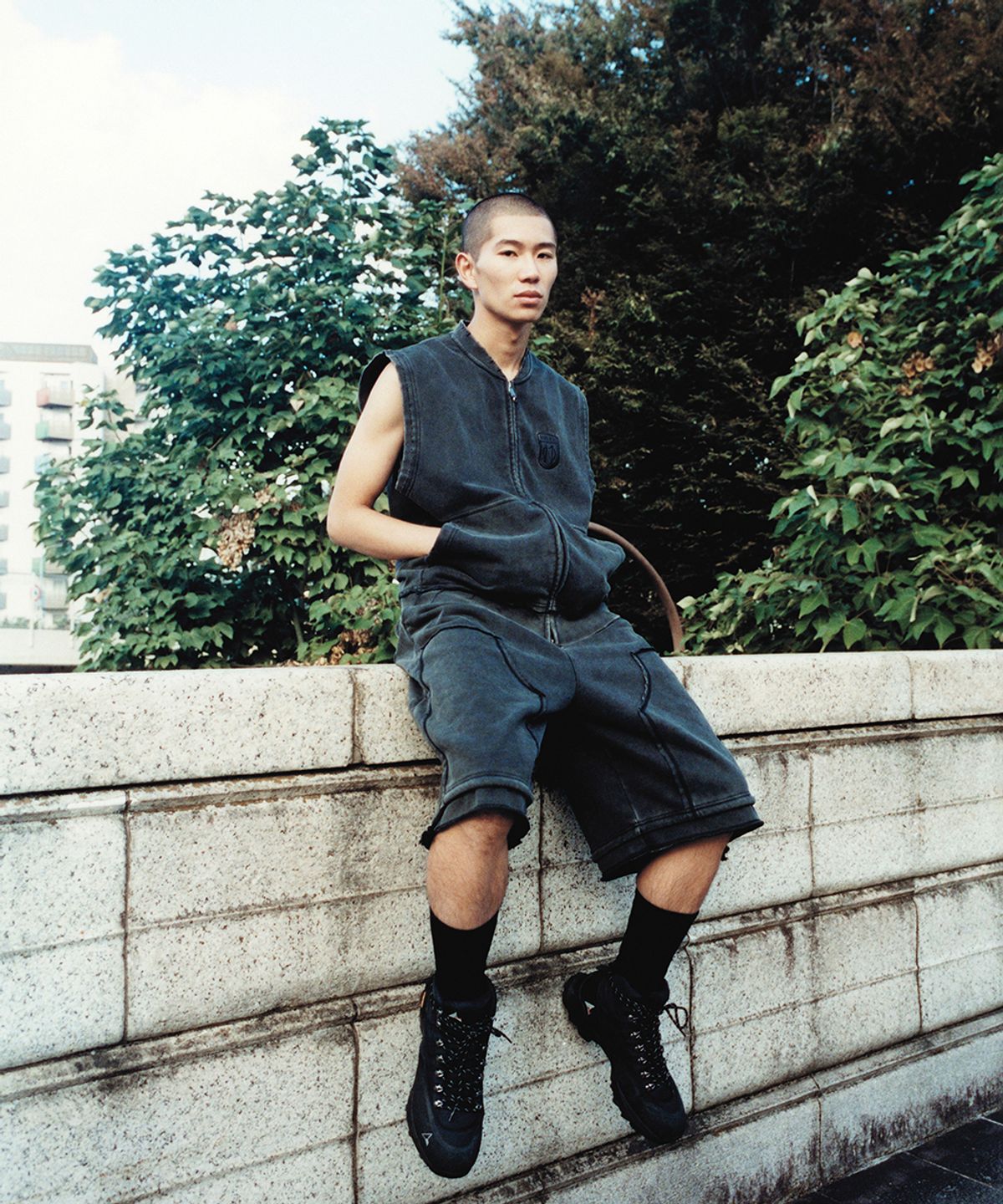 노매뉴얼(NOMANUAL) EMBLEM SWEAT VEST - WASHED BLACK