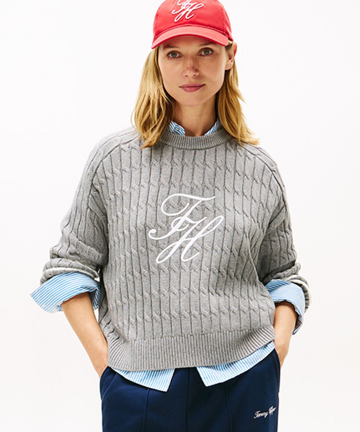 타미힐피거(TOMMY HILFIGER) 텍스처 그래픽 크루넥 스웨터 (T22G0KTO004WT1P61)