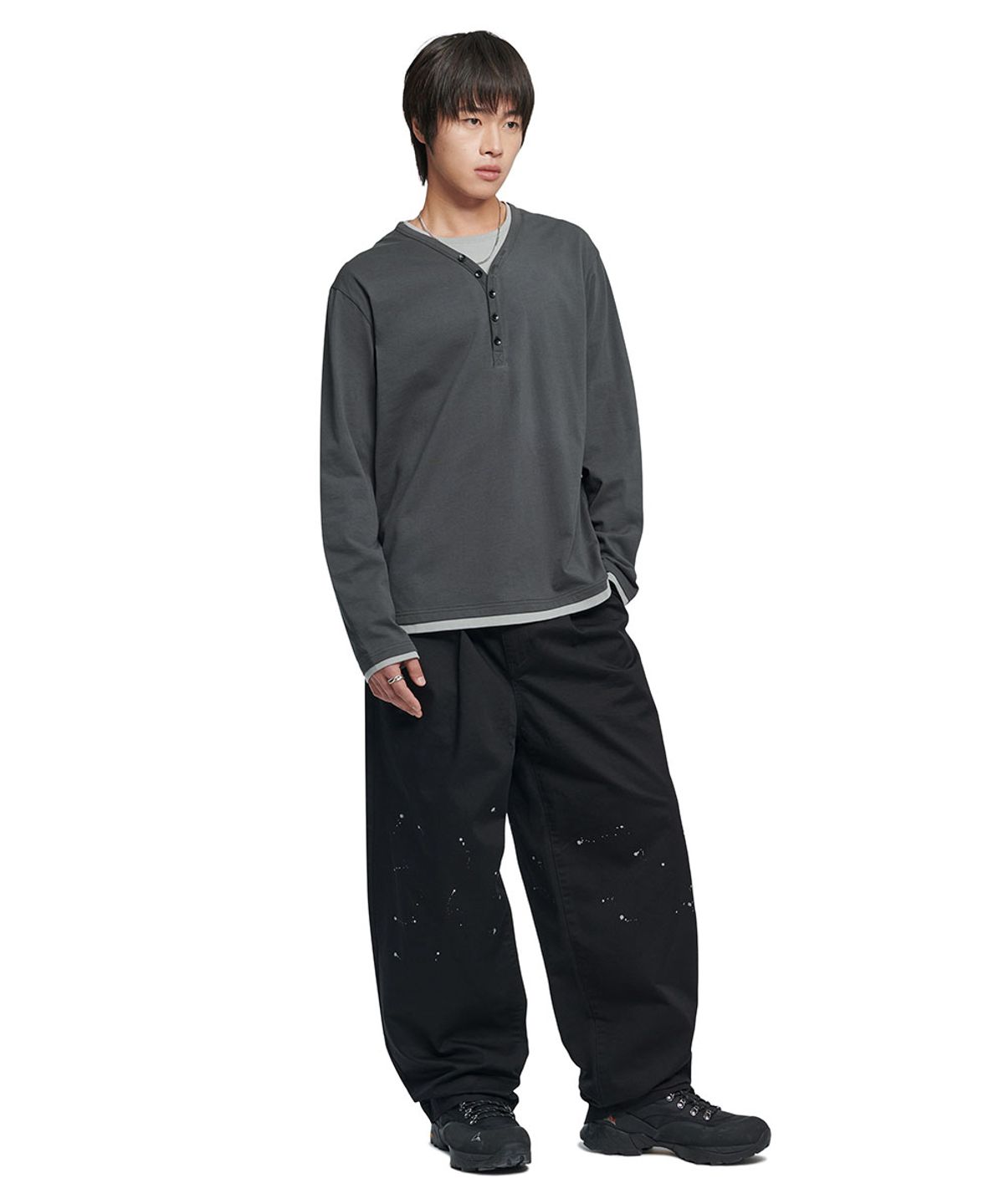 노매뉴얼(NOMANUAL) LAYERED HENLEY NECK LONG SLEEVE TEE - CHARCOAL