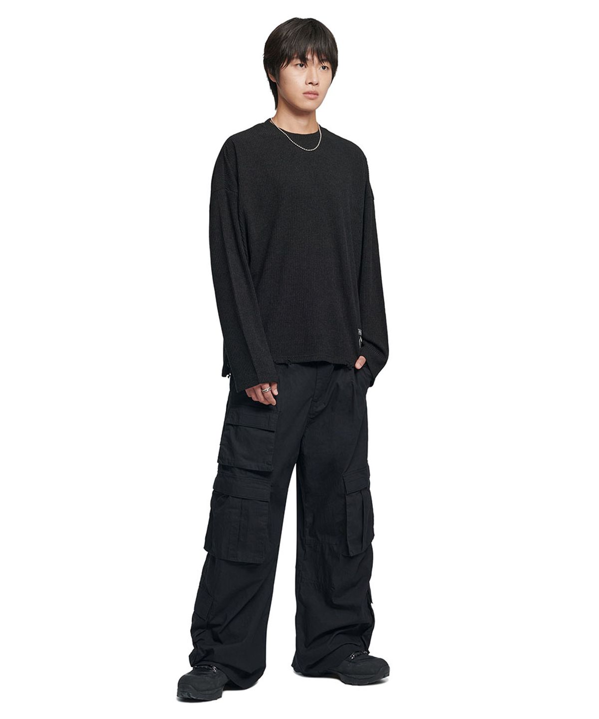 노매뉴얼(NOMANUAL) EMBLEM DAMAGED KNIT LONG SLEEVE TEE - BLACK