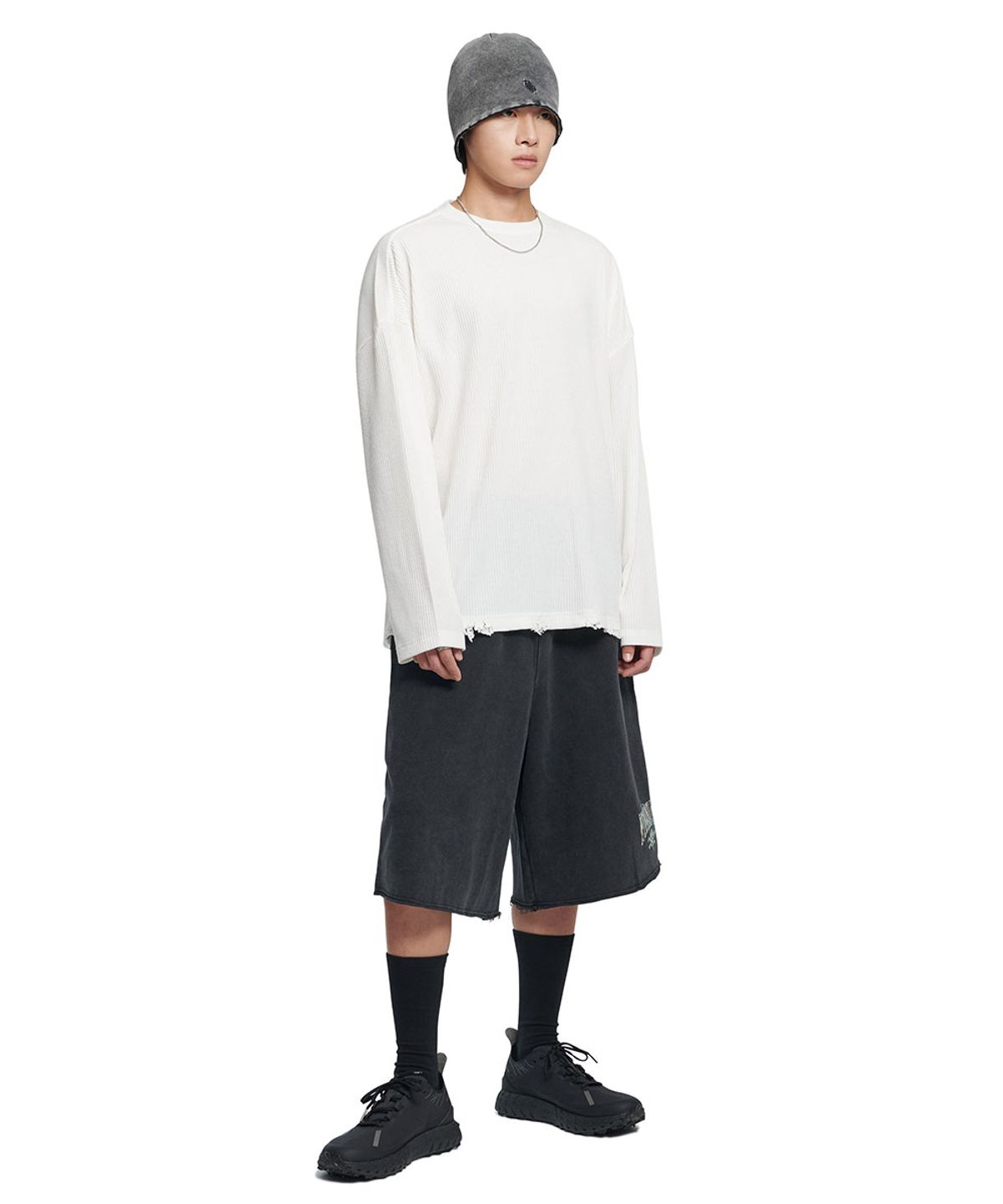 노매뉴얼(NOMANUAL) EMBLEM DAMAGED KNIT LONG SLEEVE TEE - WHITE