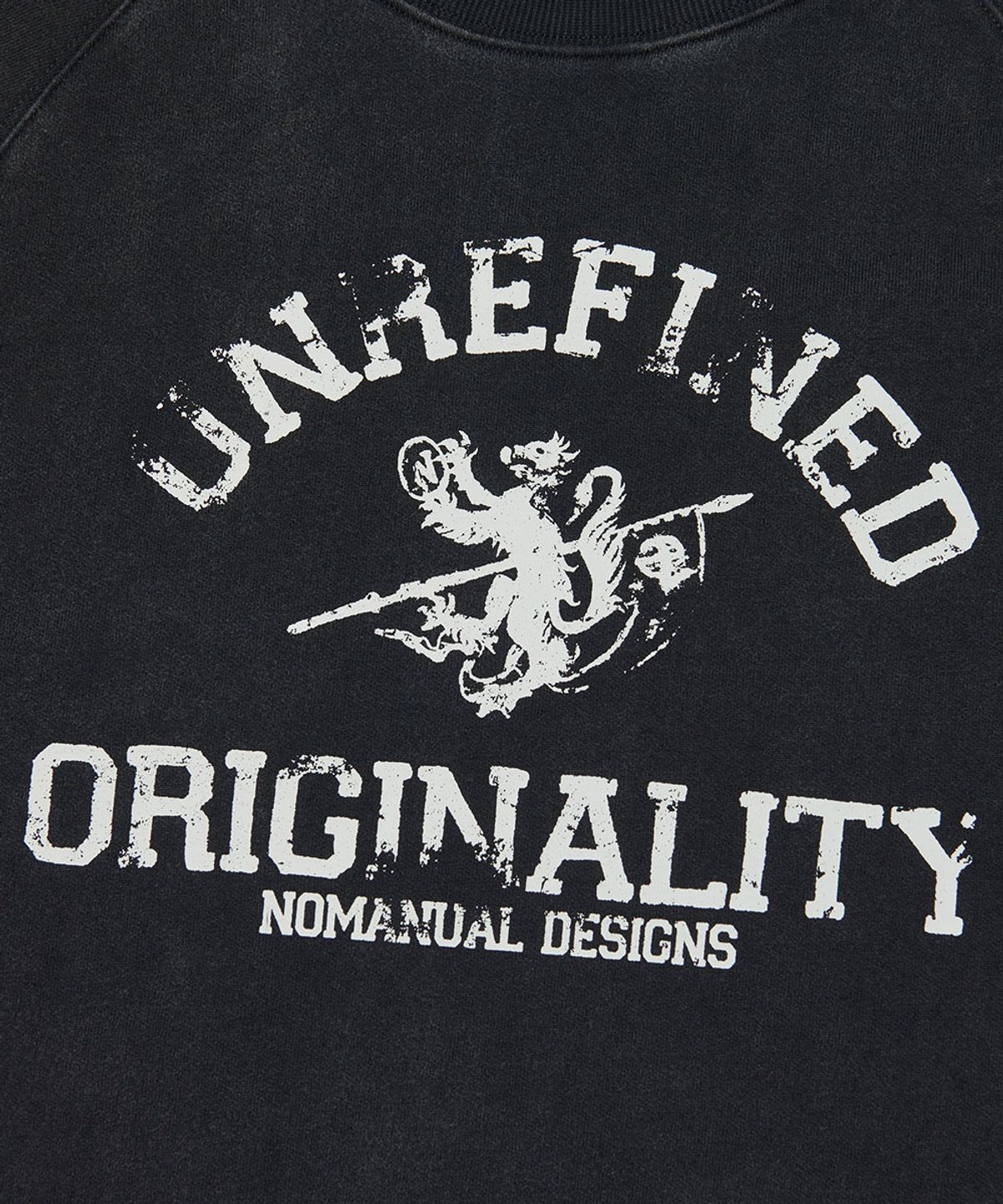 노매뉴얼(NOMANUAL) UNREFINED EMBLEM RAGLAN SWEATSHIRT - WASHED BLACK