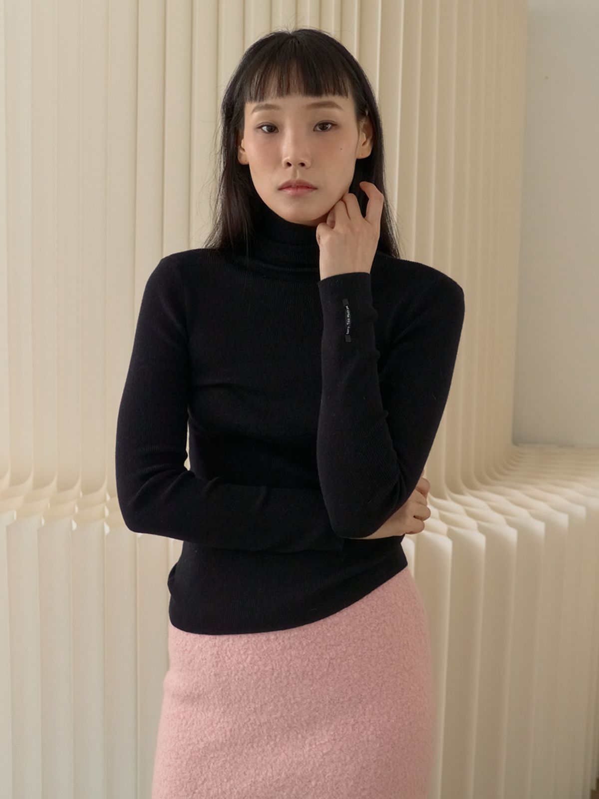 쏘리, 투 머치 러브(SORRY, TOO MUCH LOVE) Soft Fine Rib Turtleneck Knit_Black