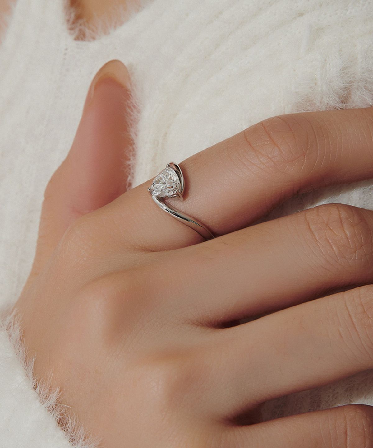 엘렌쥬얼리(HELENE JEWELRY) Silver 925 1캐럿 웨이브 하트 컷 모이사나이트 미스 링 반지