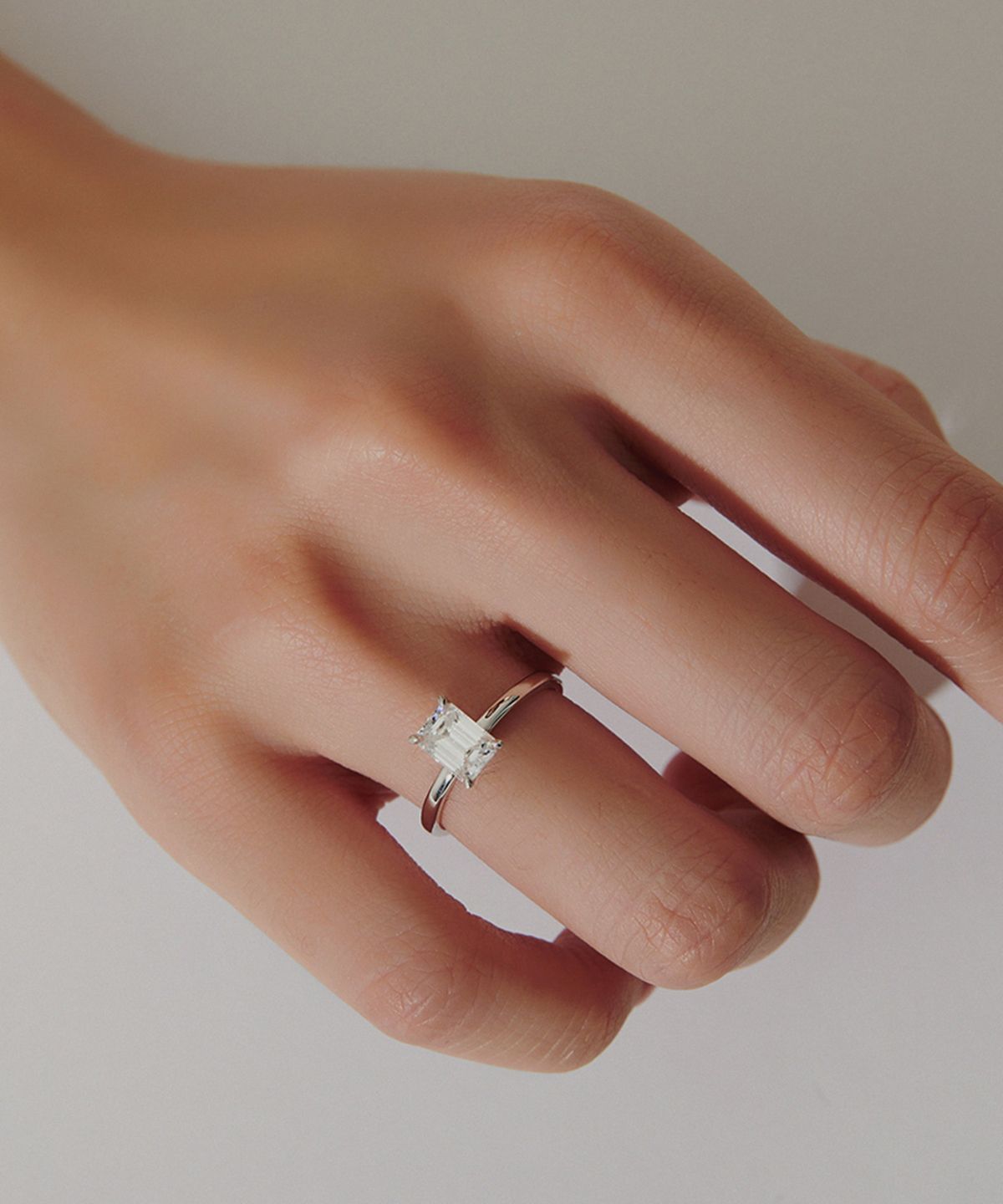 엘렌쥬얼리(HELENE JEWELRY) Silver 925 1캐럿 에메랄드 컷 모이사나이트 미스 링 반지
