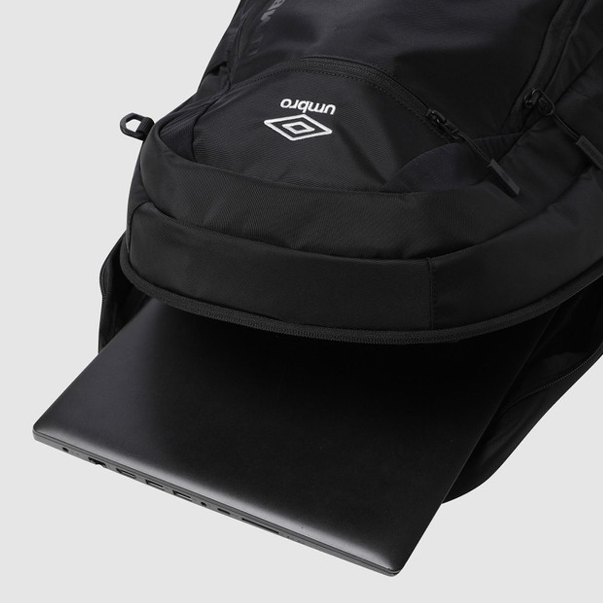 엄브로(UMBRO) 볼린 초경량 백팩 (30L) 블랙 UR123CBP11