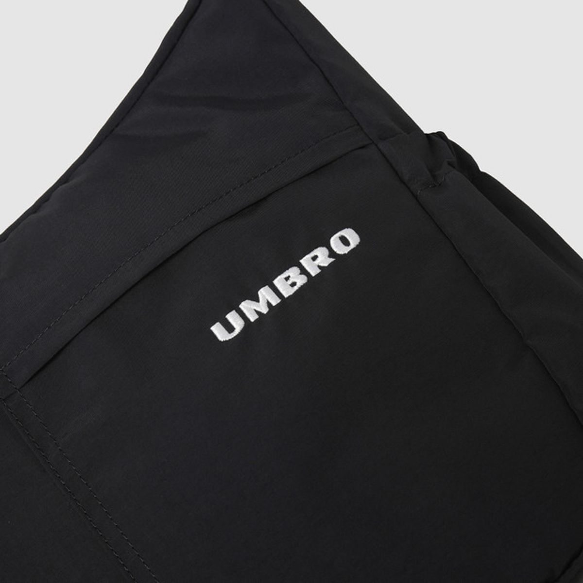 엄브로(UMBRO) 에센셜 투포켓 크로스백 블랙 UR123CBG17