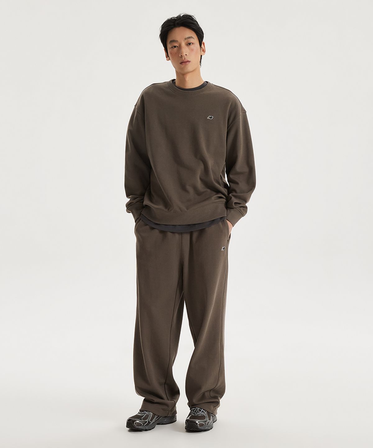 뉴발란스(NEW BALANCE) NBNCG11203 / UNI 에센셜 스몰로고 맨투맨 (GRAY KHAKI)