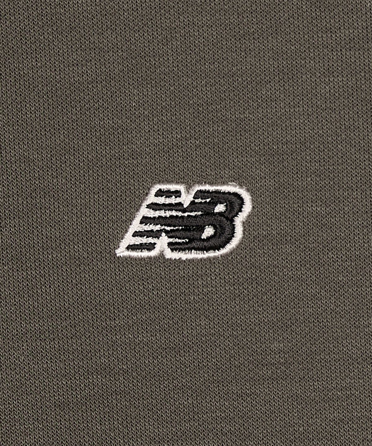뉴발란스(NEW BALANCE) NBNCG11203 / UNI 에센셜 스몰로고 맨투맨 (GRAY KHAKI)