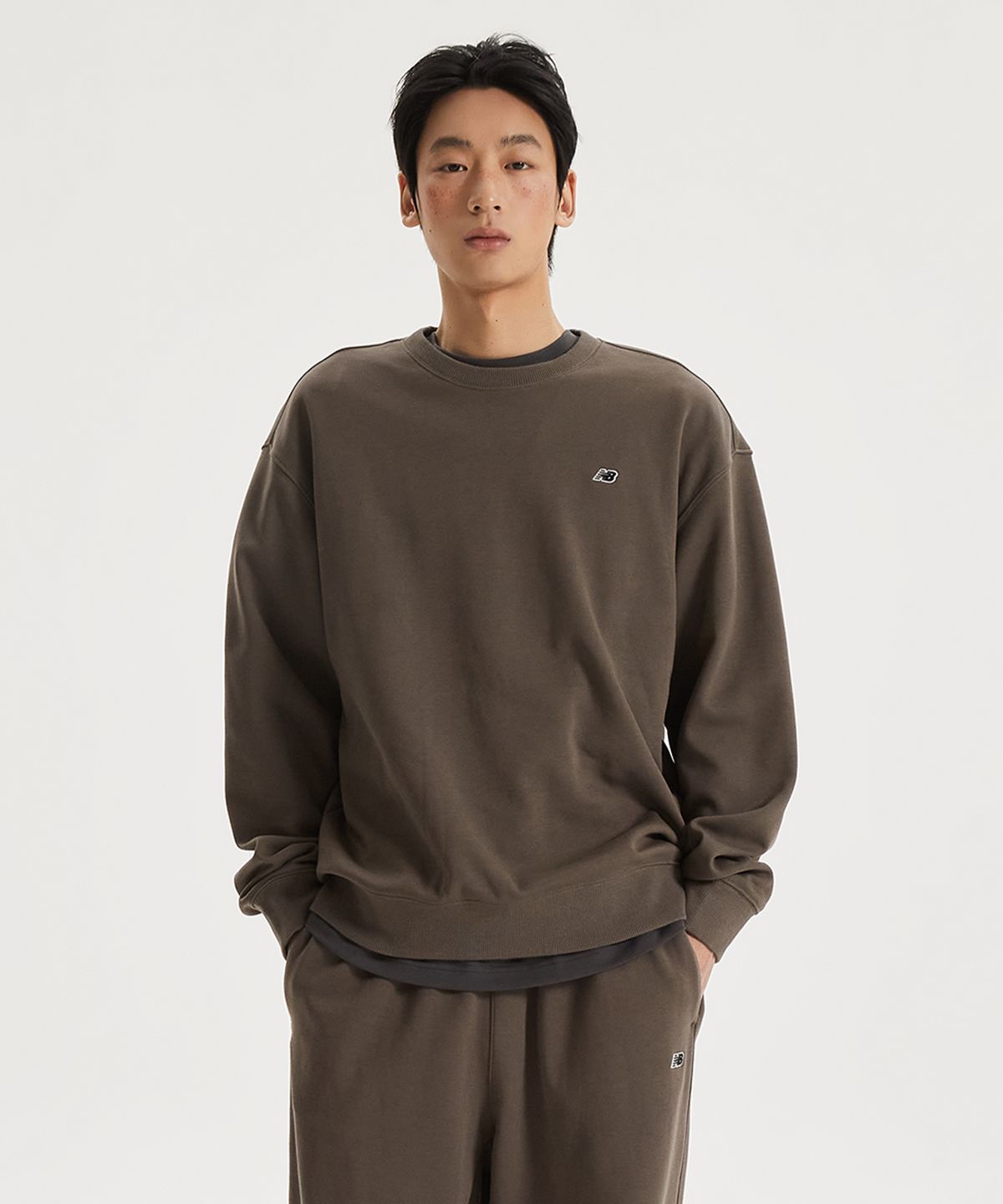 뉴발란스(NEW BALANCE) NBNCG11203 / UNI 에센셜 스몰로고 맨투맨 (GRAY KHAKI)