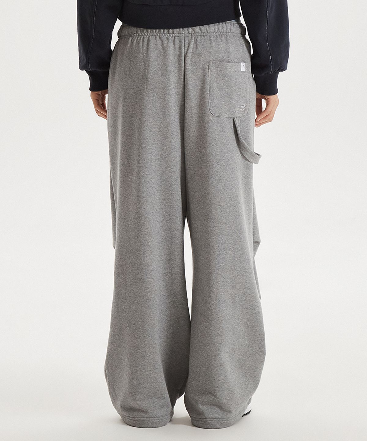 뉴발란스(NEW BALANCE) NBMLG1W242 / WOMEN 에센셜 맥시 와이드 팬츠 (DARK GRAY)